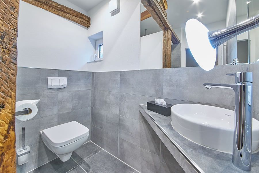 Waschbecken und Toilette