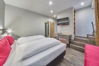 Blick vom Bett auf das Fernsehen