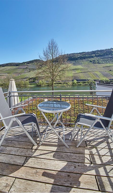 Ruhebereich mit Stühlen auf der Terrasse