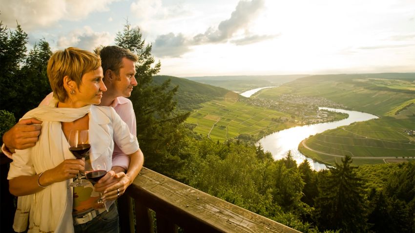 Paar blickt auf die Mosel vom Weinberg aus