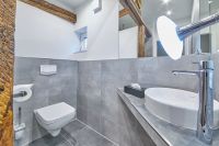 Waschbecken und Toilette