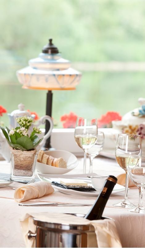 Tisch mit Sekt Frühstück im Hotel